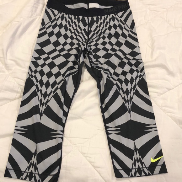 Nike pro dry fit crops - Picture 1 of 3